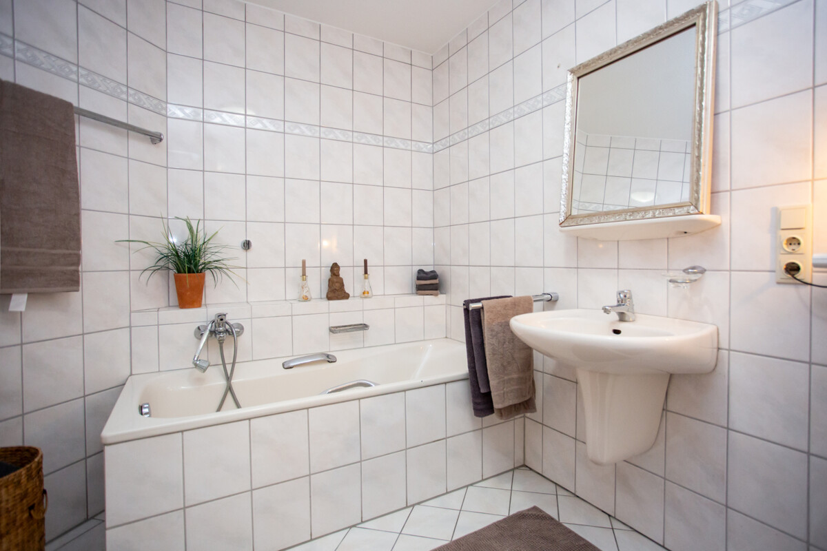 04_Badezimmer_mit_Wanne_und_Dusche